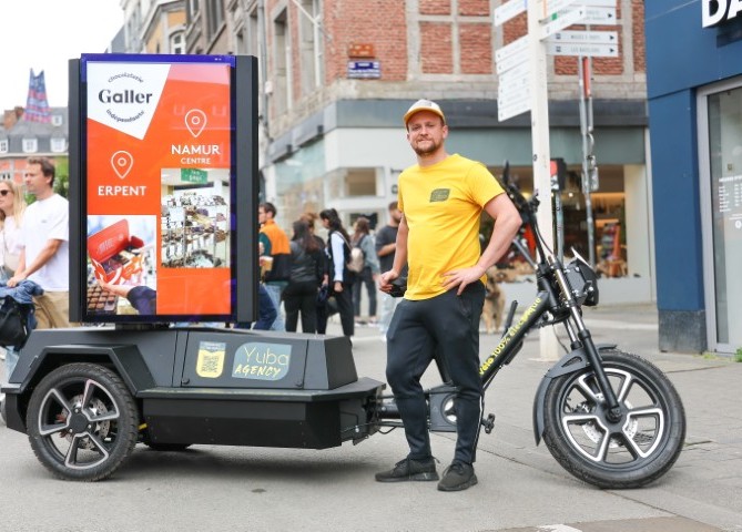 Image vue de face exemple du produit en service avec publicité